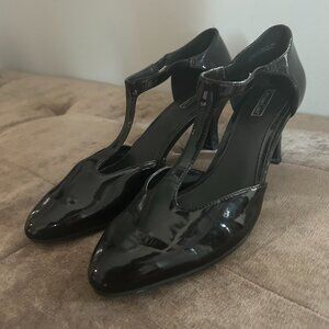 Carriage Court kitten heels pumps